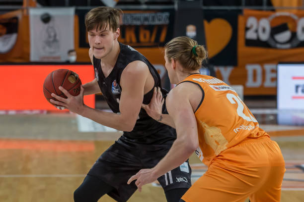 在进攻端 在进攻端